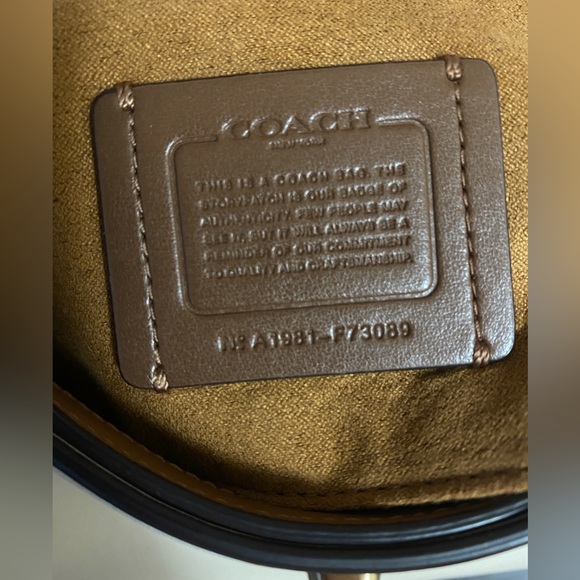 *open pockets
*snap closure
*strap can be shoulder carry and also a crossbody - Picture 3 of 9